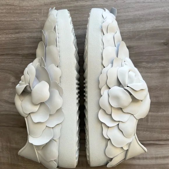 Valentino Garavani White Floral Appliqué Slip-On Sneakers - Picture 3 of 10